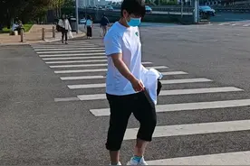 王楚钦微信聊天对话框被拍，莎莎回体总后出门，曼昱深夜晒做的饭图片