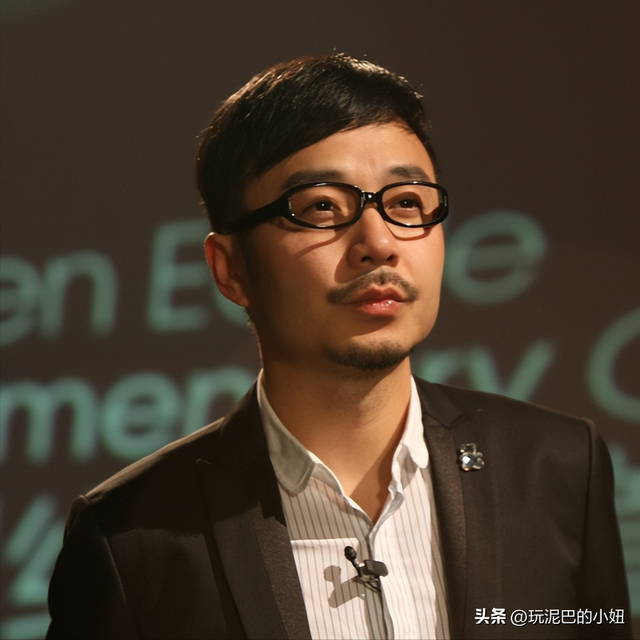 51岁汪涵现状:常年居住在长沙,穿人字拖嚼槟榔,大烟斗不离身