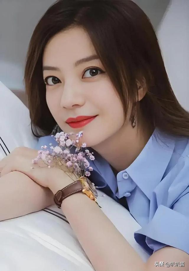 面相又变了！49岁赵薇广东吃饭，又老又瘦没架子，却再无回头路走