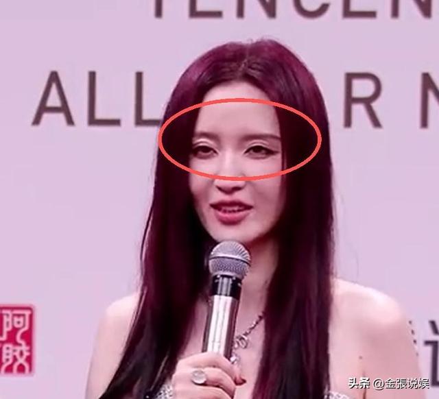 海南红毯好俗，毛晓彤挤出副乳，张萌深V不怕走光，宋茜胸骨凸出