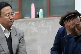 2005年，杨虎城孙子找到杀害爷爷的凶手，笑着说：祝您活到110岁图片