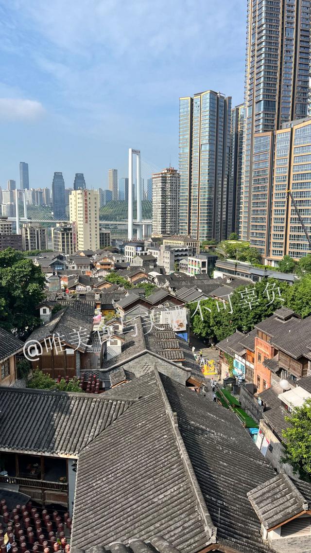 白象街的楼梯和过江缆车，较场口的棒棒，以及没有了烟火的十八梯
