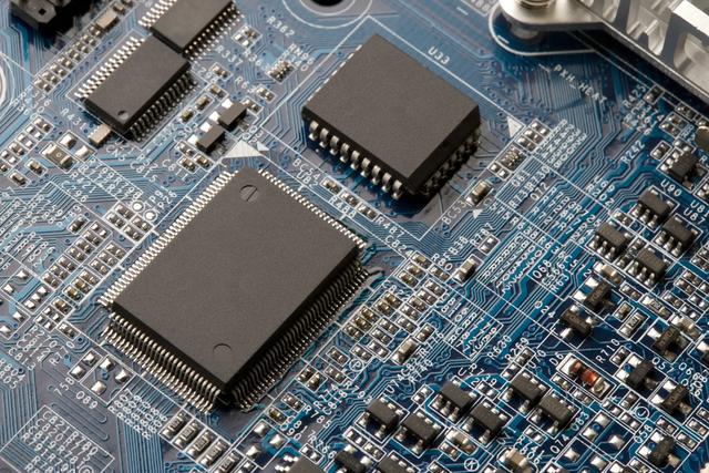 除稀土外，中方还有三张王牌没用，黄仁勋下结论：AI大战输家已定