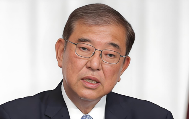 日本扛不住了，石破茂出面降温，中方二字绝杀，高市休想蒙混过关