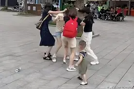 重庆3女子围殴女孩，撕扯衣服踹头扇脸，打人者正脸曝光身份被扒图片