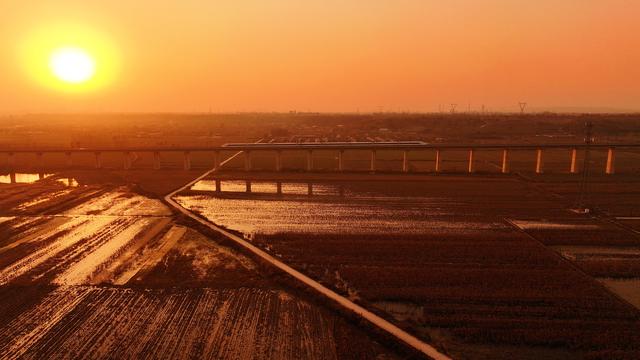 #运城头条#山西绛州：汾河岸畔高铁汾河“龙飞凤舞”入画来