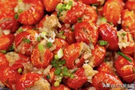 蒜蓉龙虾尾的家常做法，蒜香浓郁，味道鲜美，一大盘不够吃图片