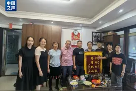 梅大高速下跪拦车暖心后续：福建“00后”小伙登门跪谢，“舍命相救，恩重如山！”图片