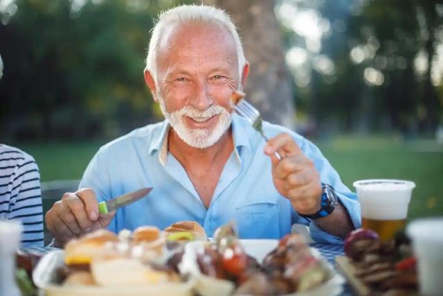 早上九点吃早餐错了？医生建议：过了70岁，早餐要尽量做到这4点