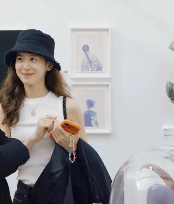 刘强东带章泽天见特朗普，谁料56万爱马仕包成功抢镜，她笑容更甜