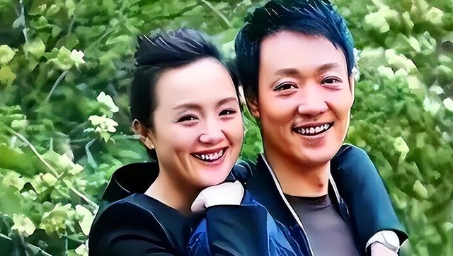 辛柏青带17岁女儿寺庙祈福！父女俩一直牵着手，李乃文也陪着好友