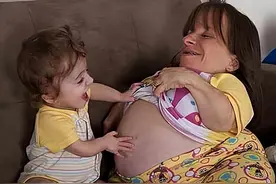 身高0.7米，全球最矮母亲嫁一米八帅哥，生3个孩子有两个和她一样图片