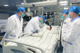 揪心！8岁小女孩肝破裂 幸运的是她遇见了他们图片
