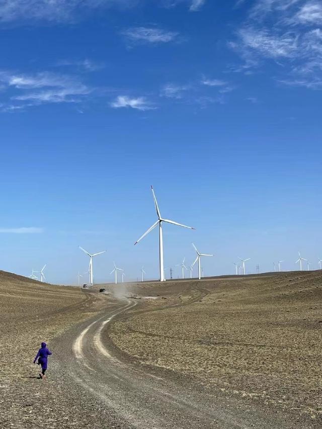 中哈边界上这座“小”城，离海最远的陆地点，一年300多天刮大风