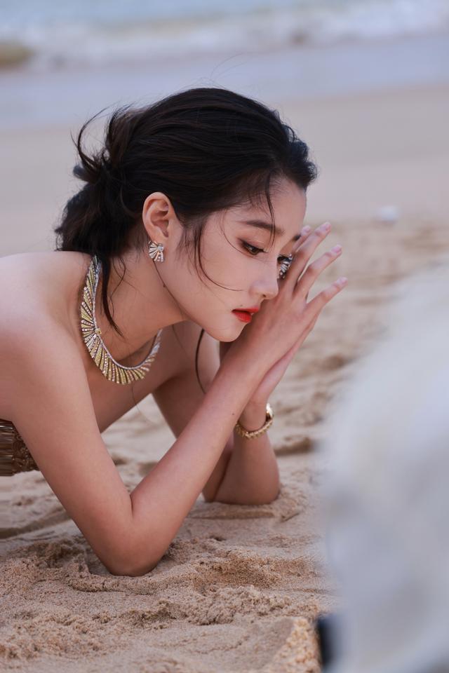 关晓彤，丰满性感的身材，顶不住呀