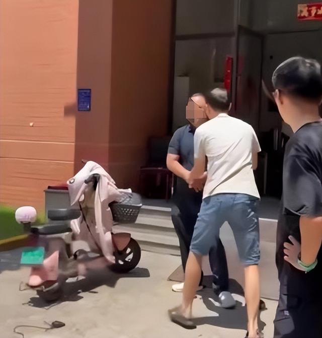 太猖狂！记者被打后续：警方介入，厂家底裤被扒光，这下摊上事了