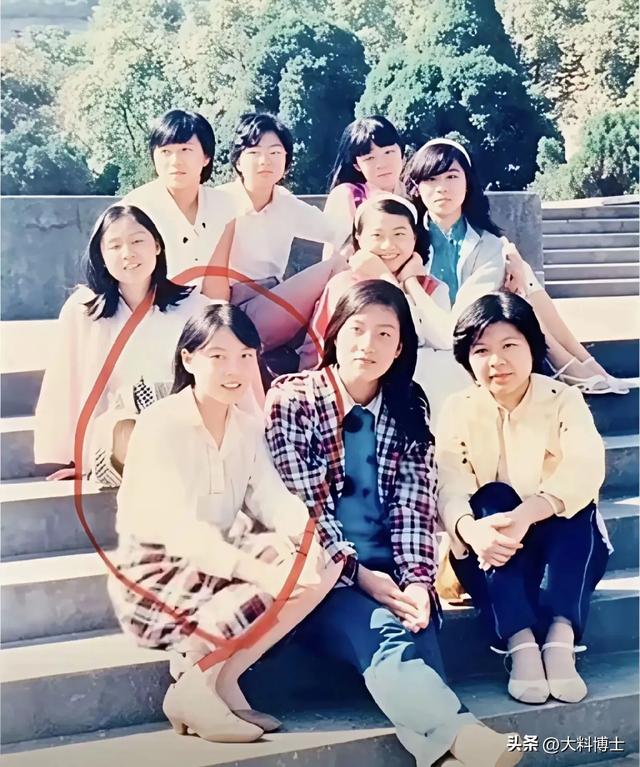 杜建英年轻时照片曝光，长得漂亮，学历又高，难怪被宗老相中！