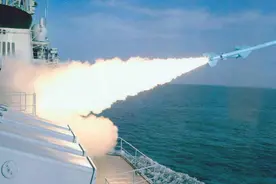 巴铁试射中国造导弹，一发击穿靶船！对印度航母威胁有多大？图片