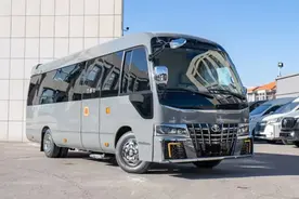 丰田考斯特退出官车市场，改装后带马桶和办公室，卖价涨到108万图片