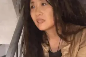 深圳流浪女气质不俗，本是资产千万的老板，却被男友抛弃流落街头图片