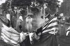 罕见老照片：全身赤裸的犹太女子露天淋浴，被纳粹扒衣搜身的女人图片