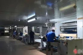 【高温下的劳动者】车间操作工：40多度密闭空间“盯”生产“保”进度图片