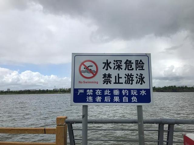 小伙跳水救人后续，妻子舍命搭救过程曝光，肤白貌美大长腿太漂亮