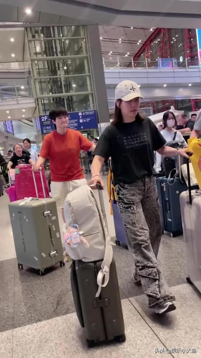 陈幸同结束横滨赛已抵达北京机场路透，穿黑色短袖又酷又飒！