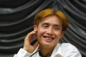 老谋深算的邓建国，认14岁干女儿，等了5年亲手培养了一个小娇妻图片