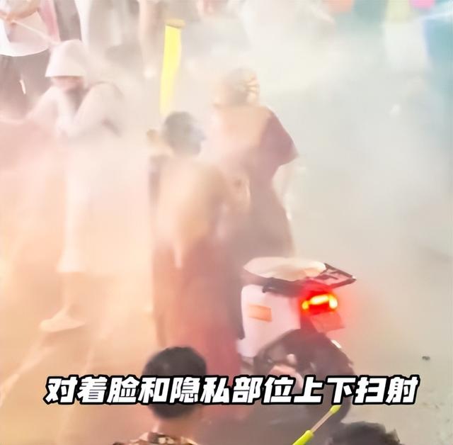 滚出中国！云南泼水节炸出一群“男流氓”，当众扒衣喷私处太龌龊