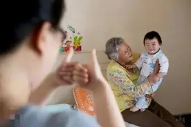 发现没有：那些甘愿帮儿女带孩子的老人，身上有3个共同特质图片