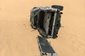 网红打卡点沙漠“尼三锅”事故：越野车飞入500米深坑，三死一伤图片