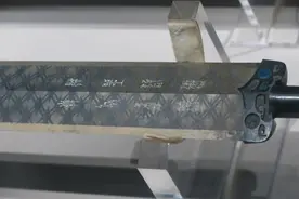 湖北出土的越王勾践剑有两个疑问：为何千年不锈？为何在楚国出土图片