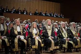 大英帝国都亡了，香港的法官们，几时才能把头上的方便面摘掉呢？图片