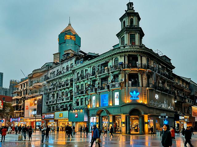 武汉最出名的街道为何是江汉路呢？它拥有百年的历史文化积淀