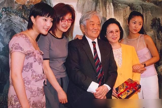 因胃癌去世传闻真相大白半年	，49岁赵薇近况曝光，琼瑶真没说错