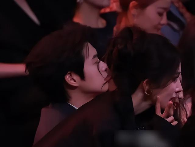 杨幂三次活动碰到魏大勋，每次都偷瞄男方，她为何会显得意难平？