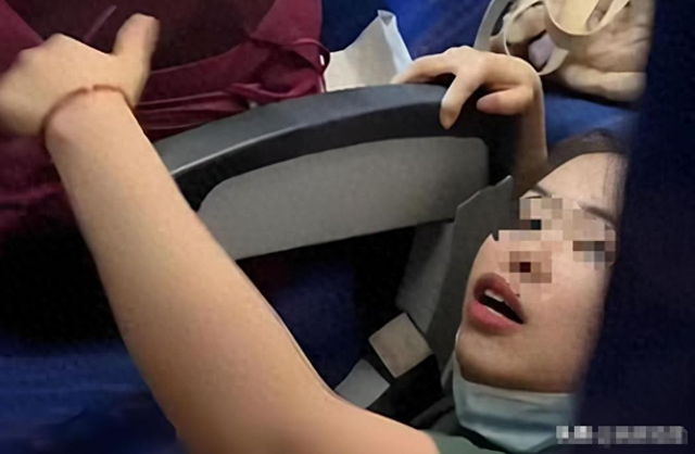 南航熊家长“社会性死亡”了！视频曝光，身份被扒，难怪如此嚣张