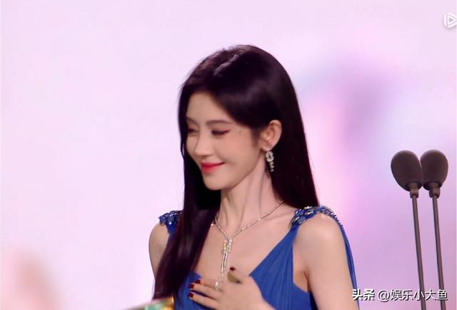 鞠婧祎出席星光大赏活动，黑色露肩长裙配珍珠项链，腰肢纤细好美