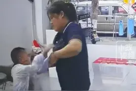奇葩父母熊孩子！小孩理发后嫌太短哭闹，妈妈打完孩子后反讹店家图片