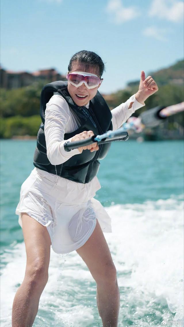 歌手田震太懂万宁了！这个季节来度假，舒适感直接拉满！