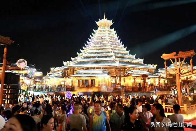 第五届湖南旅游发展大会“一轴三点”重点工程和重点观摩项目——榆树湾·青春广场正式开街迎客