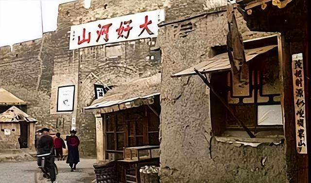 河北一弹棉花老汉	，潜伏清东陵10余年，用自制钥匙挖空157座墓！