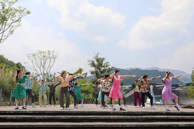 峨眉山脚藏了个让全家嗨翻天的"小香港"！