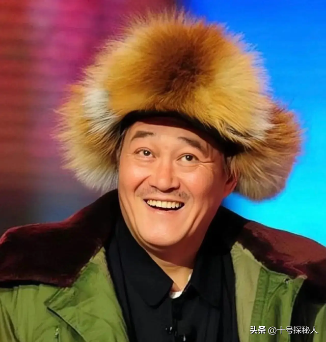 再有钱有啥用？68岁赵本山近况曝光，三人打伞伺候，女儿成心头病