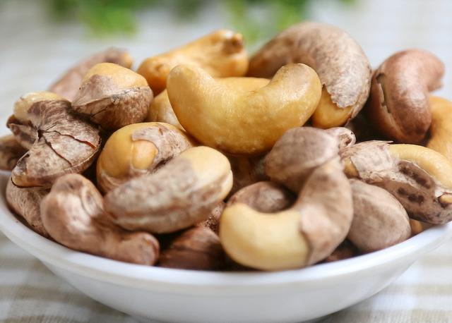 腰果是富硒食物？医生再次提醒：甲状腺不好，要常吃这3种食物