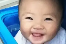 4年前，安徽外卖小哥带6个月女儿送餐走红，受邀央视，如今怎样了图片