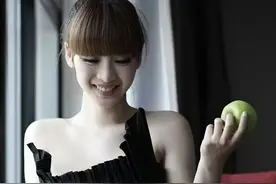 柳岩早期杂志封面刊，黑色极致魅惑图片