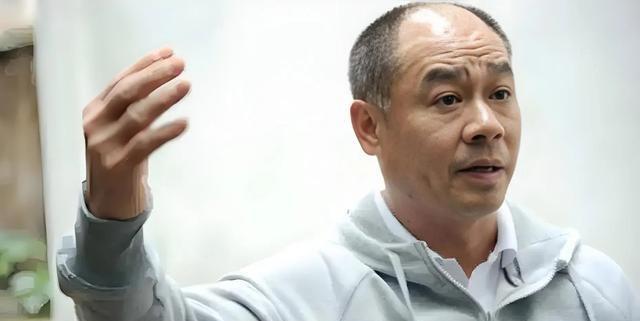 62岁李宁现状：一年狂赚30亿，64岁老婆气质出众，家庭事业双丰收