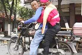 汶川地震中骑摩托背亡妻回家的男子，半年后另结新欢，后来如何？图片